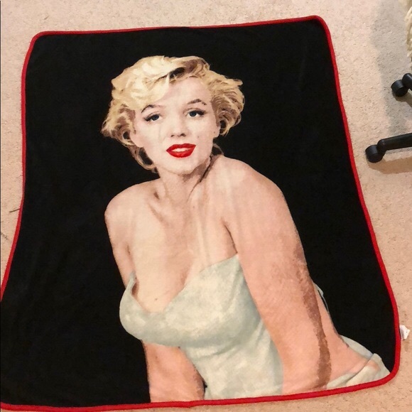 Ⓜ️⚜️•SOLD•⚜️Ⓜ️ Marylin Monroe 50”x60” Throw - Picture 2 of 4